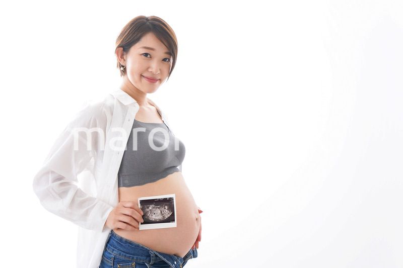 エコー画像を持つ若い妊婦
