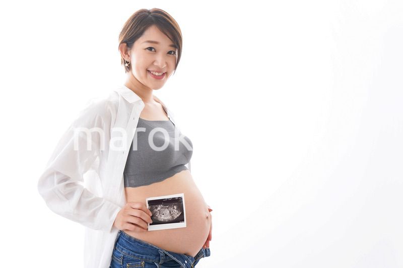 エコー画像を持つ若い妊婦
