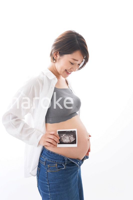 エコー画像を持つ若い妊婦