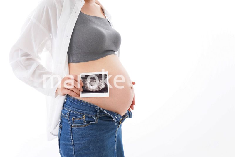 エコー画像を持つ若い妊婦