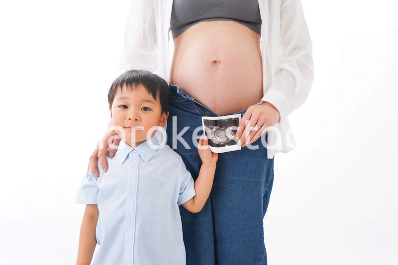 妊婦のお母さんと男の子