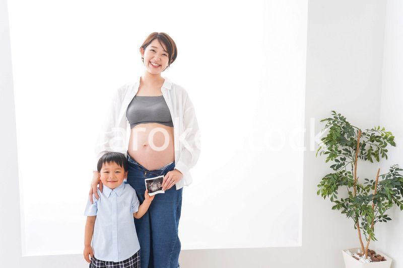 妊婦のお母さんと男の子