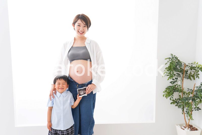 妊婦のお母さんと男の子