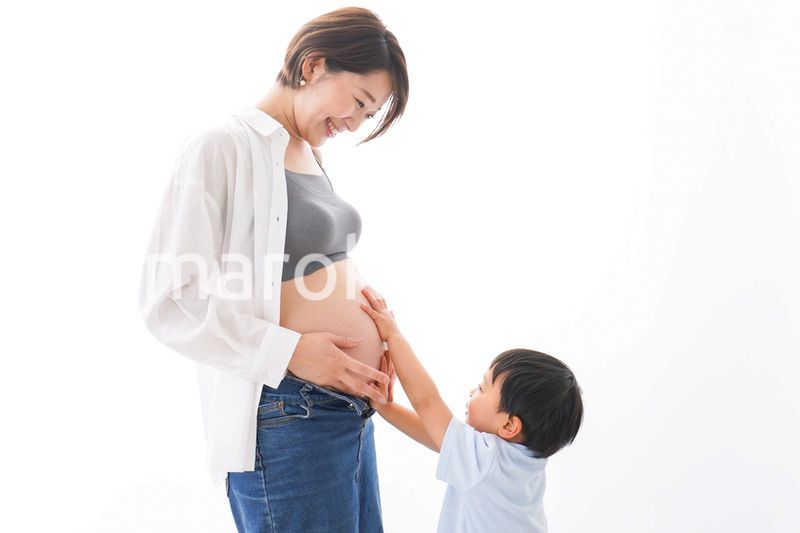 妊婦のお母さんと男の子