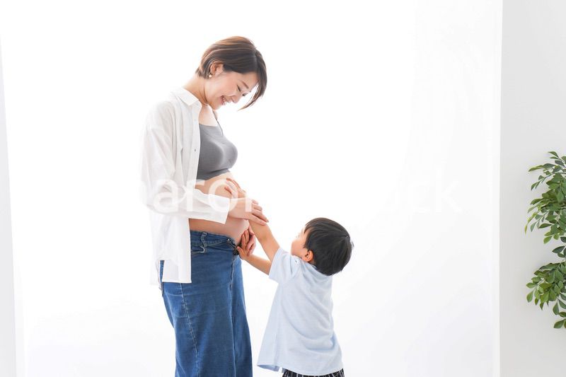 妊婦のお母さんと男の子
