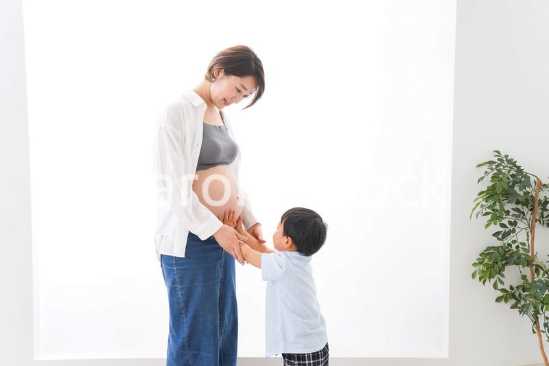 妊婦のお母さんと男の子