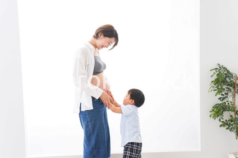 妊婦のお母さんと男の子