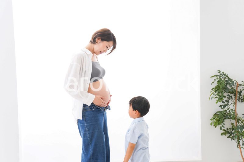 妊婦のお母さんと男の子