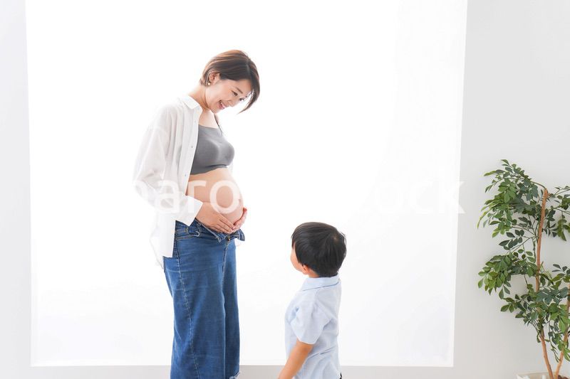 妊婦のお母さんと男の子