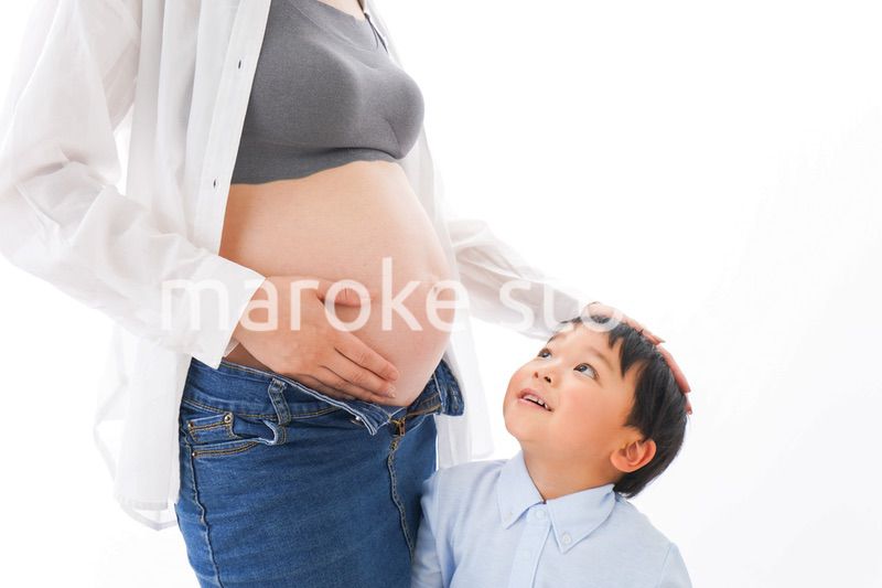 妊婦のお母さんと男の子