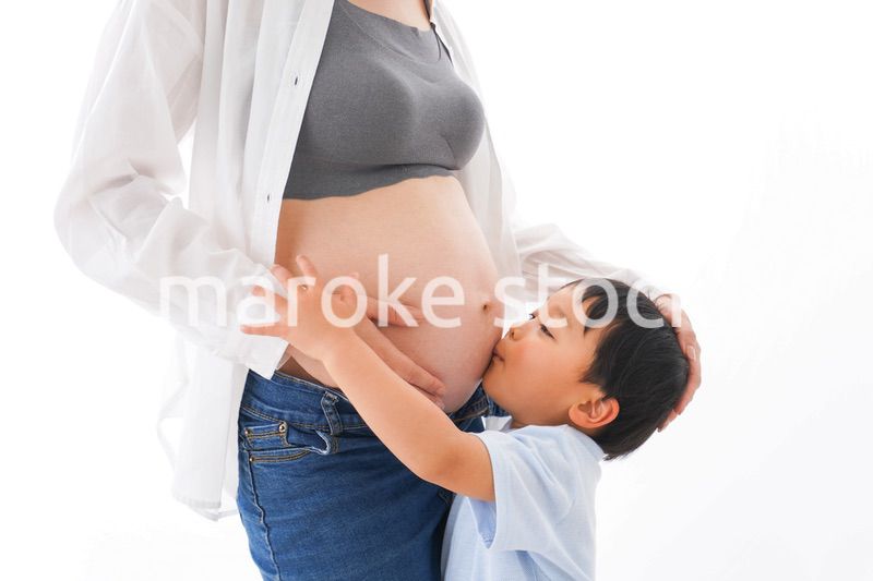 妊婦のお母さんと男の子