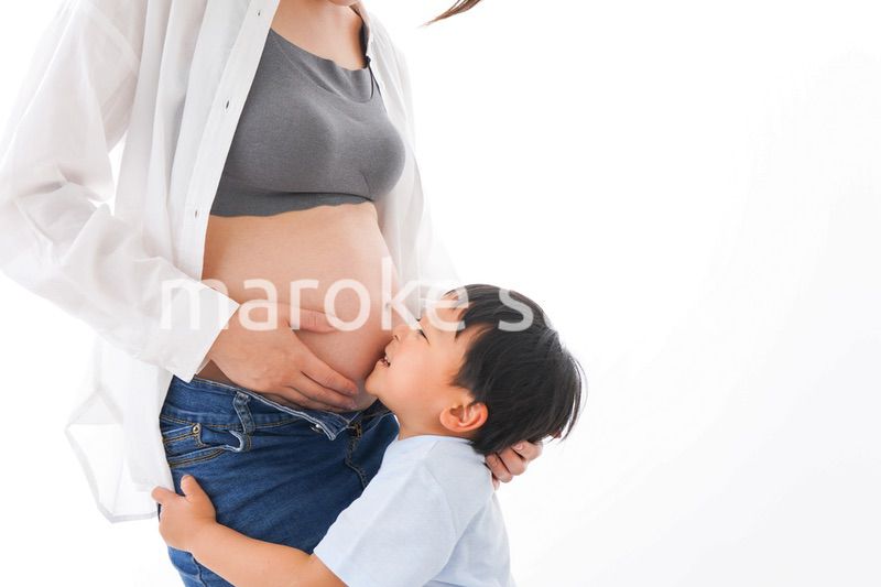 妊婦のお母さんと男の子