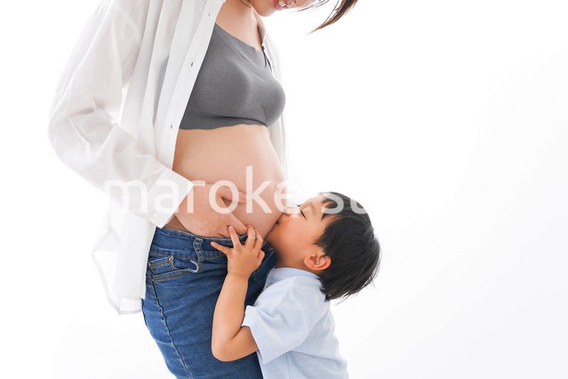 妊婦のお母さんと男の子