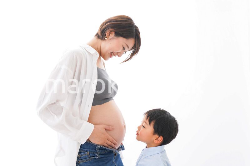 妊婦のお母さんと男の子