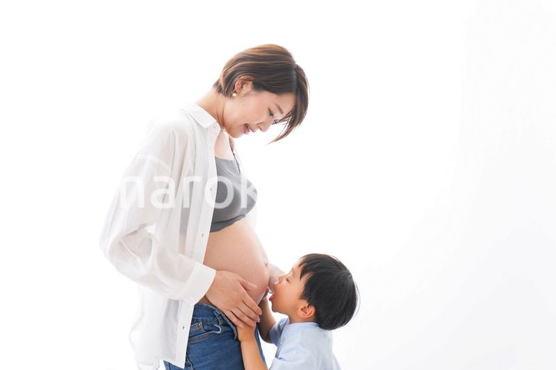 妊婦のお母さんと男の子
