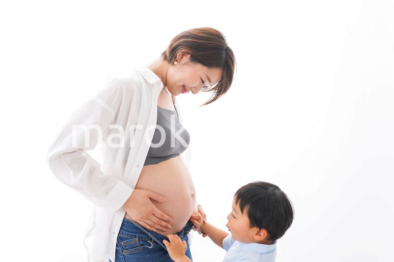 妊婦のお母さんと男の子