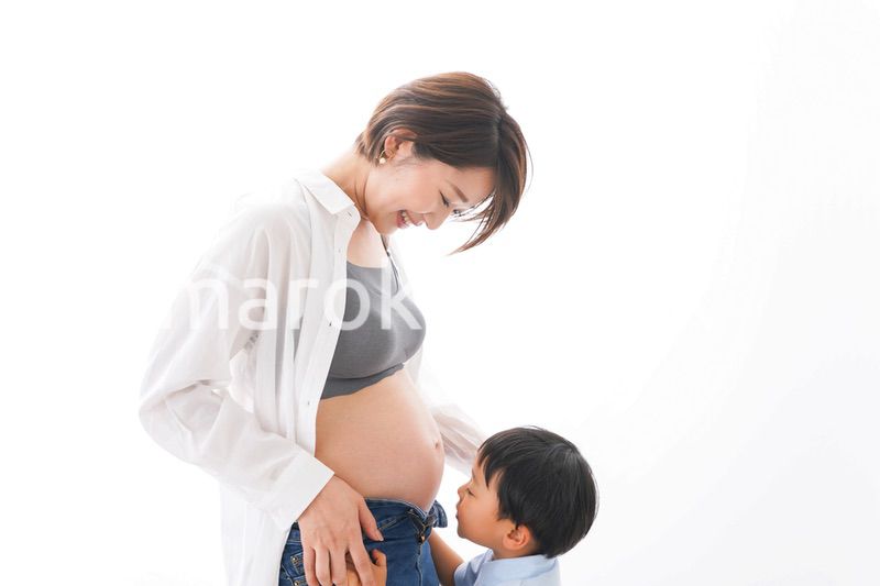妊婦のお母さんと男の子