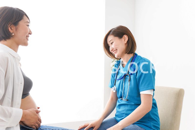 病院で診察を受ける妊婦