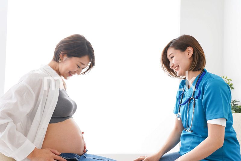 病院で診察を受ける妊婦