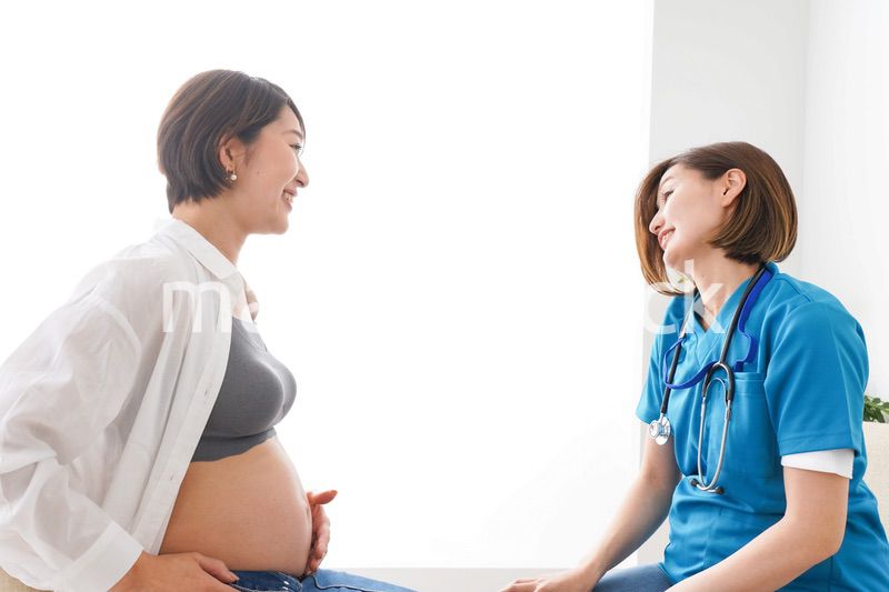 病院で診察を受ける妊婦