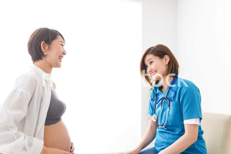 病院で診察を受ける妊婦