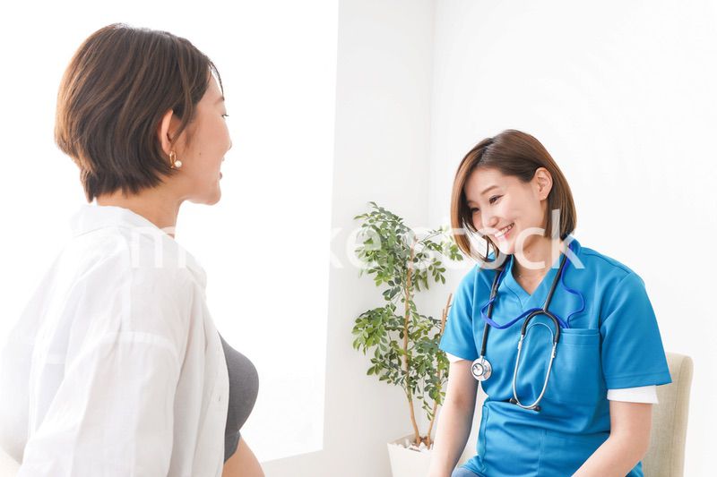 病院で診察を受ける妊婦