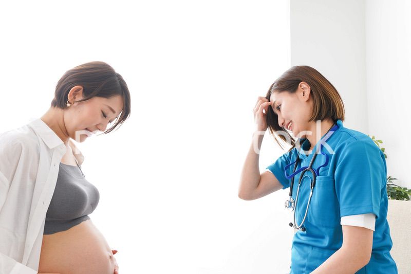 病院で診察を受ける妊婦