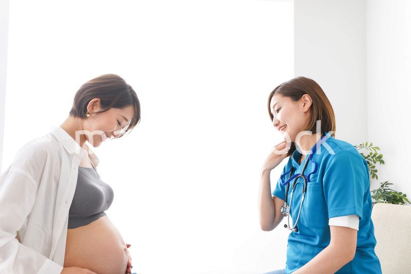 病院で診察を受ける妊婦