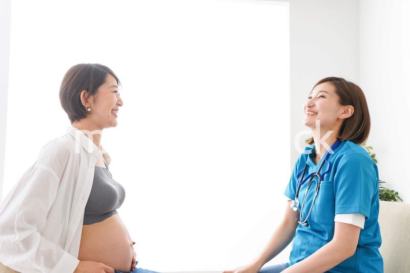 病院で診察を受ける妊婦