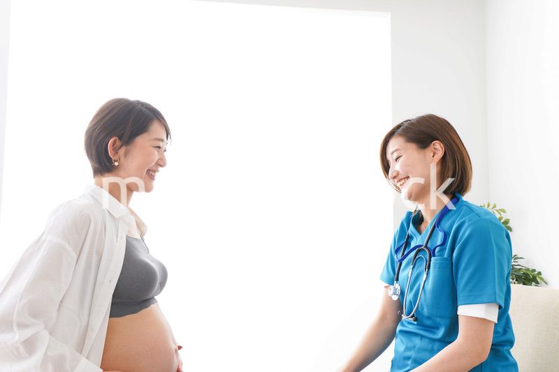 病院で診察を受ける妊婦