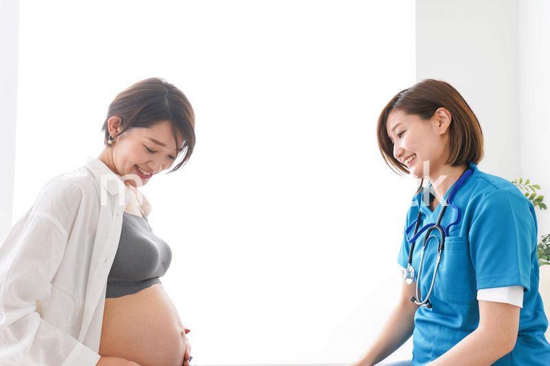 病院で診察を受ける妊婦