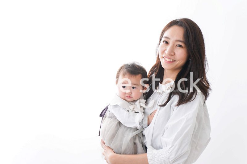 赤ちゃんを抱っこするお母さん
