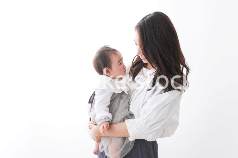 赤ちゃんを抱っこするお母さん