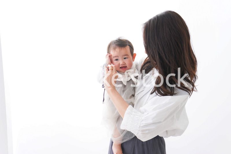 赤ちゃんを抱っこするお母さん