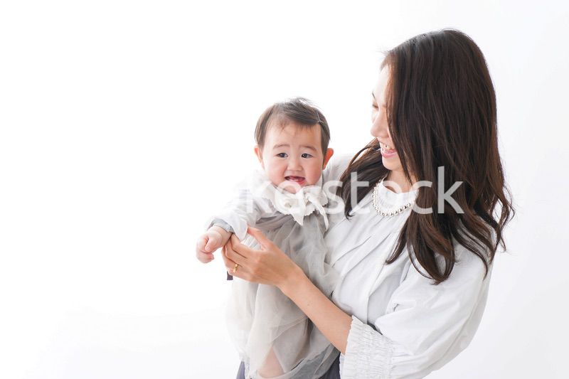 赤ちゃんを抱っこするお母さん