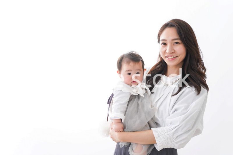 赤ちゃんを抱っこするお母さん