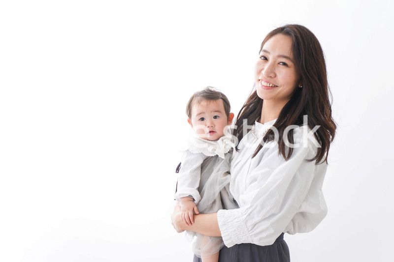 赤ちゃんを抱っこするお母さん
