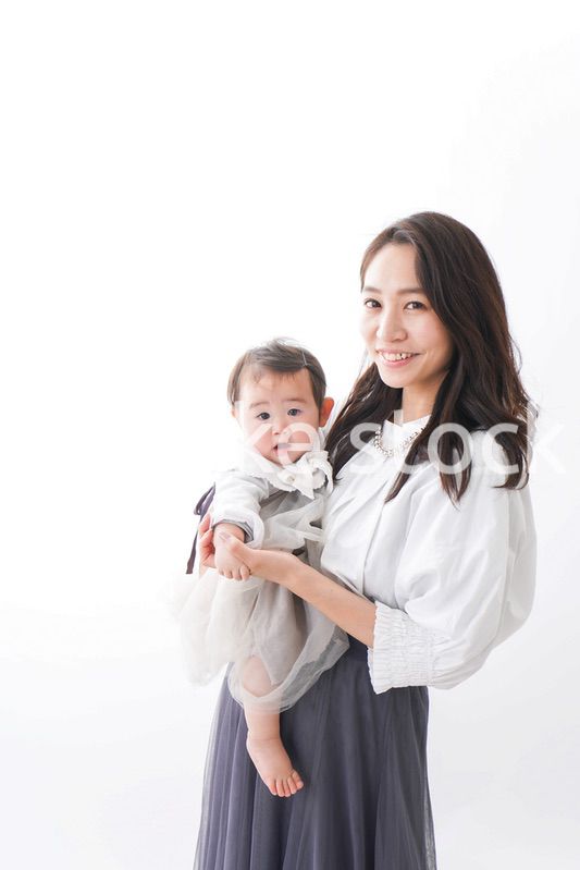 赤ちゃんを抱っこするお母さん