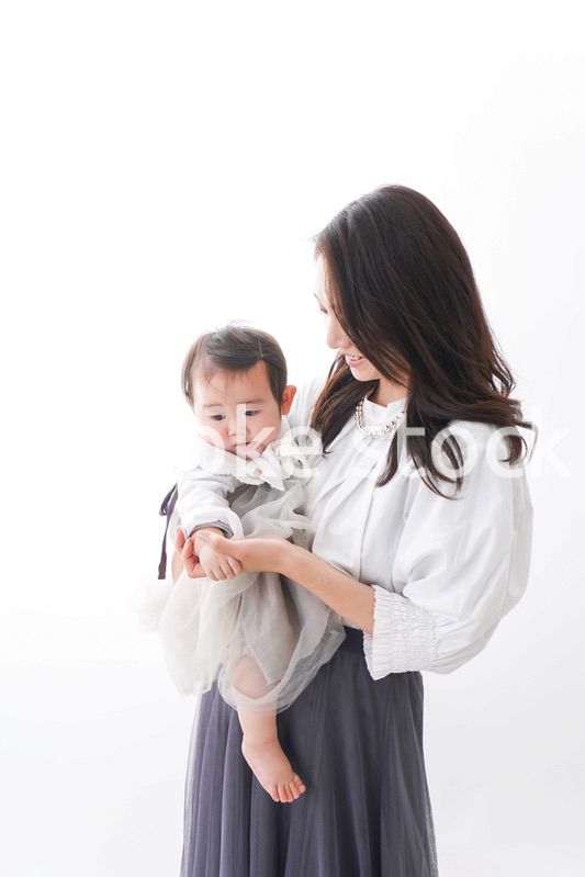 赤ちゃんを抱っこするお母さん