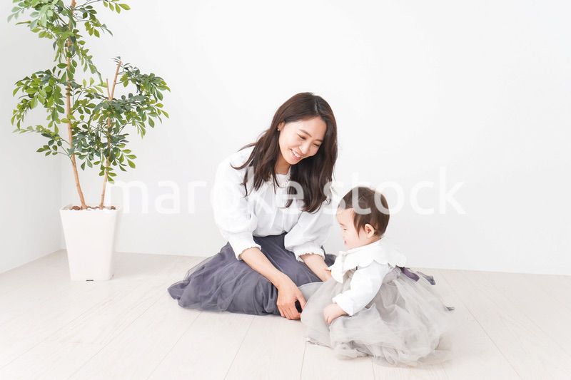 お母さんと家で遊ぶ赤ちゃん