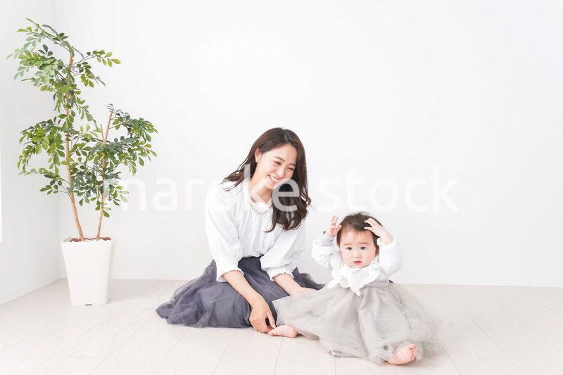 お母さんと家で遊ぶ赤ちゃん