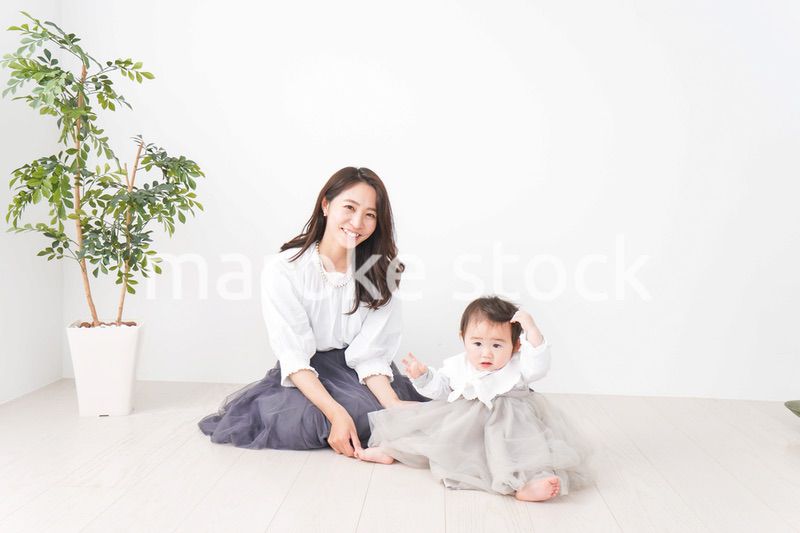 お母さんと家で遊ぶ赤ちゃん