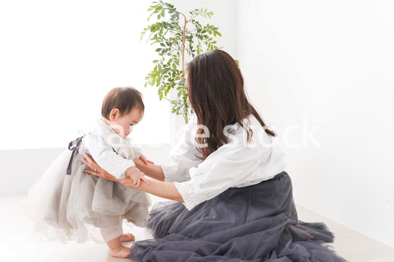 お母さんと家で遊ぶ赤ちゃん