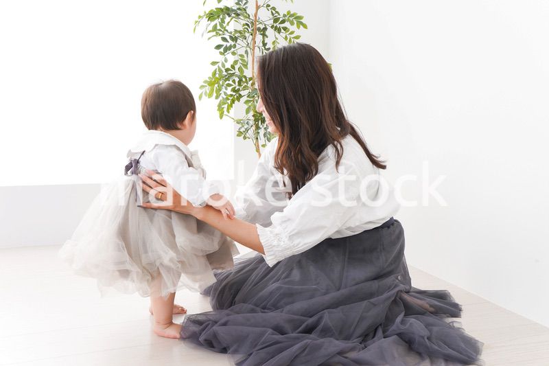 お母さんと家で遊ぶ赤ちゃん