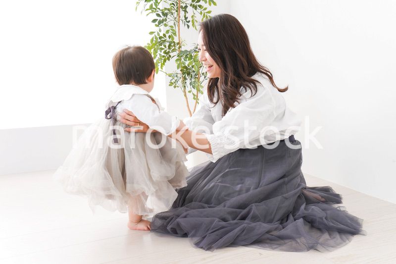 お母さんと家で遊ぶ赤ちゃん