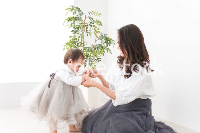 お母さんと家で遊ぶ赤ちゃん