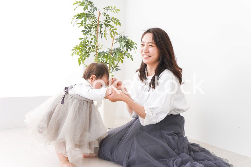 お母さんと家で遊ぶ赤ちゃん