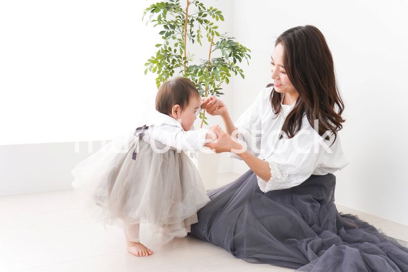 お母さんと家で遊ぶ赤ちゃん