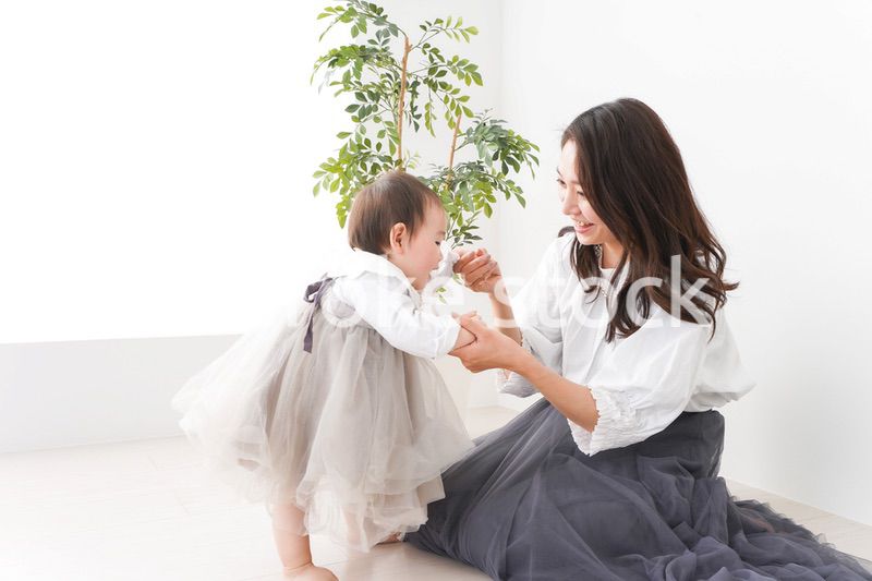 お母さんと家で遊ぶ赤ちゃん