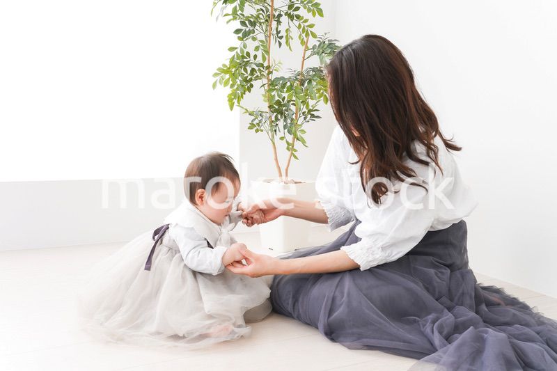 お母さんと家で遊ぶ赤ちゃん